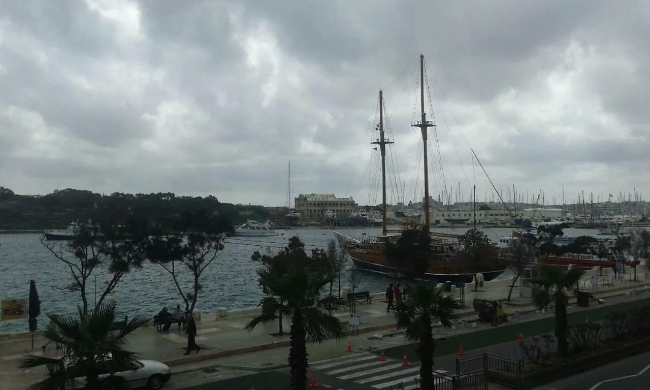 Appartamento Sliema sea front balcony